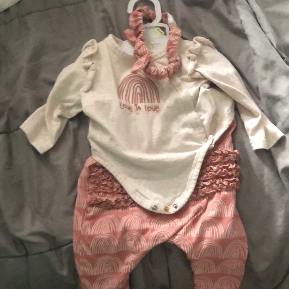 Jessica Simpson baby girl 0/3 month outfit . Comes with matching bow.